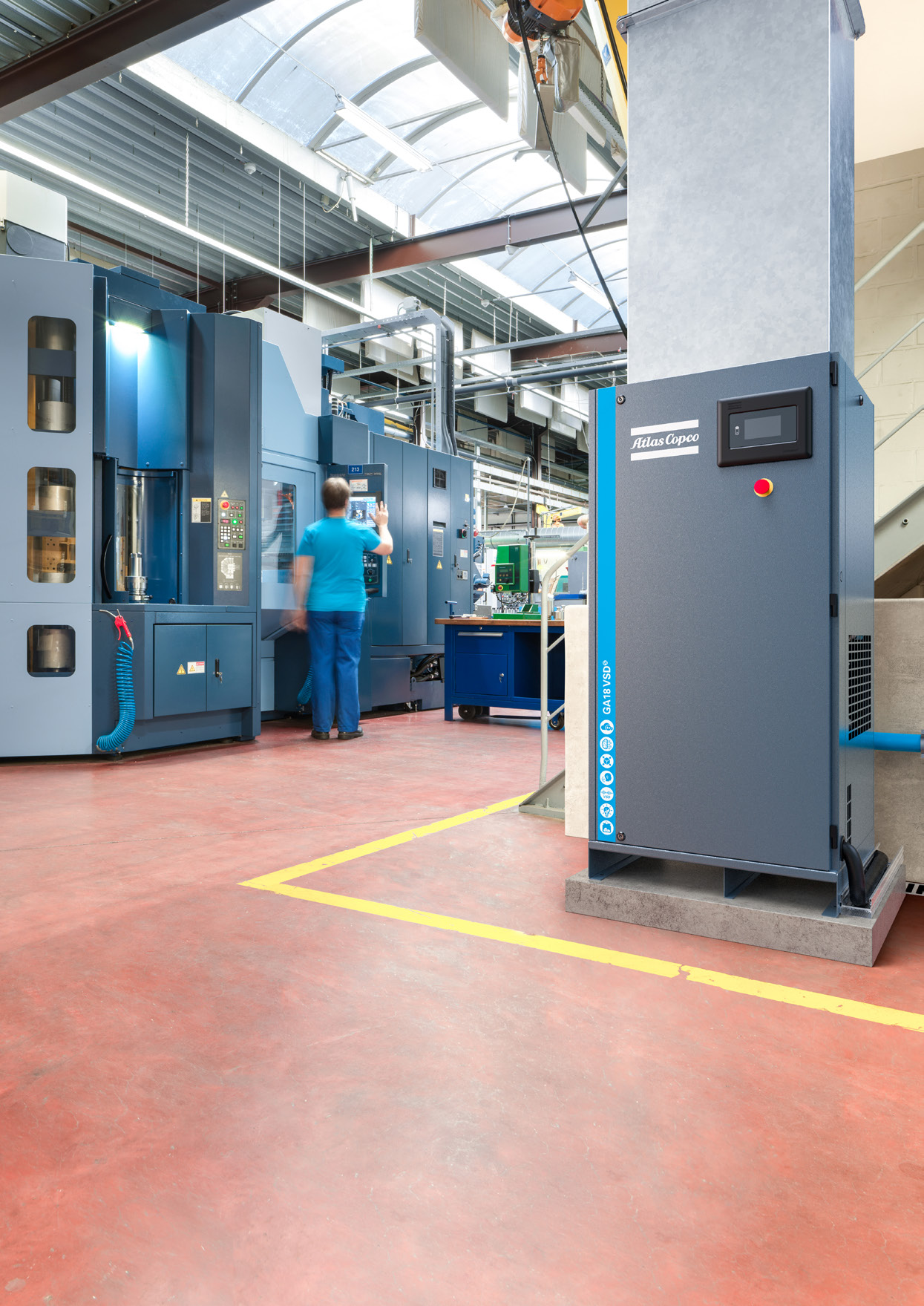 Atlas Copco GA 18 VSD varvtalsstyrd kompressor installerad i verkstadsmiljö