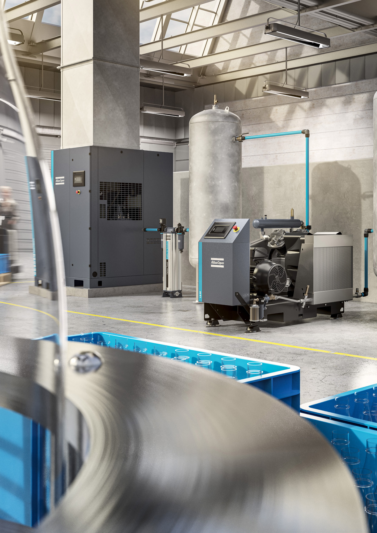 Atlas Copco LB-booster och kolvkompressor i verkstadsmiljö med filter och tank