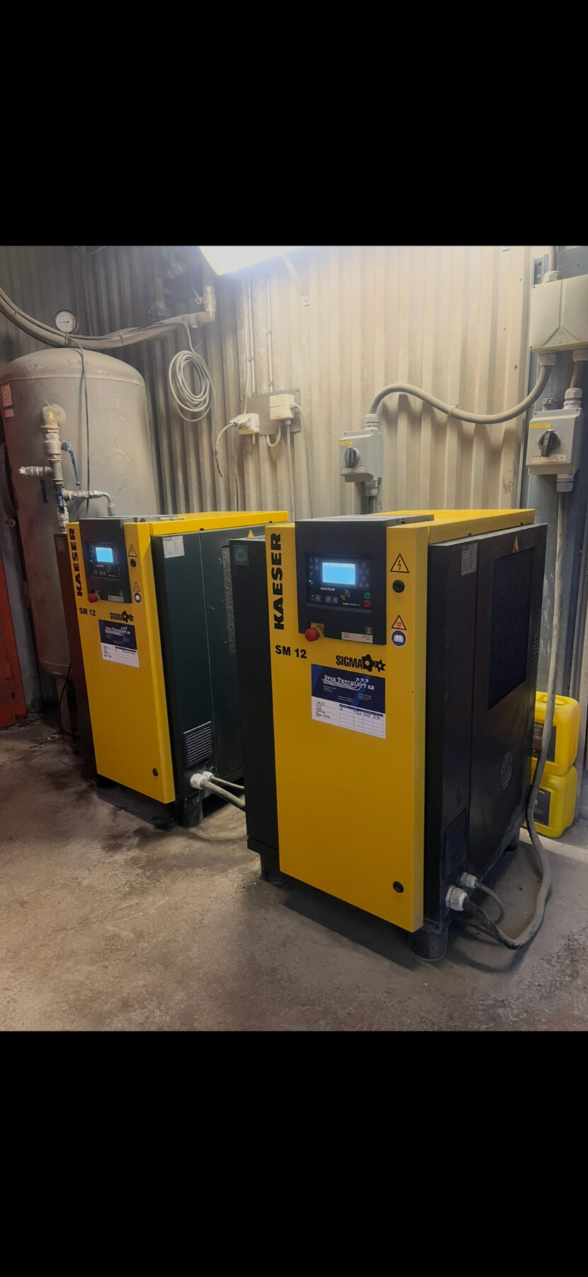 Tekniker från Svea Tryckluft installerar hyrkompressor
